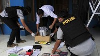 Polisi menemukan bendera Islamic State of Iraq and Syria (ISIS) di rumah M alias MA, terduga teroris asal Cileunyi, Kabupaten Bandung. Selain itu, beberapa benda lainnya turut disita. Pool/Wisma Putra.