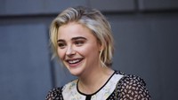 Chloe tampil sangat fresh dengan rambut baru yang dipangkas pendek. Prilly tak sungkan mengakui bahwa Chloe adalah idolanya.  Foto: Roy Rochlin/Getty Images