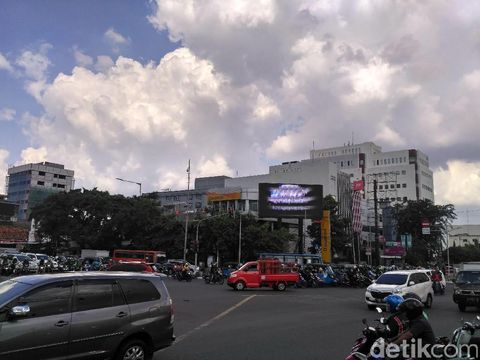 Kondisi lalu lintas di sekitar pos polisi.