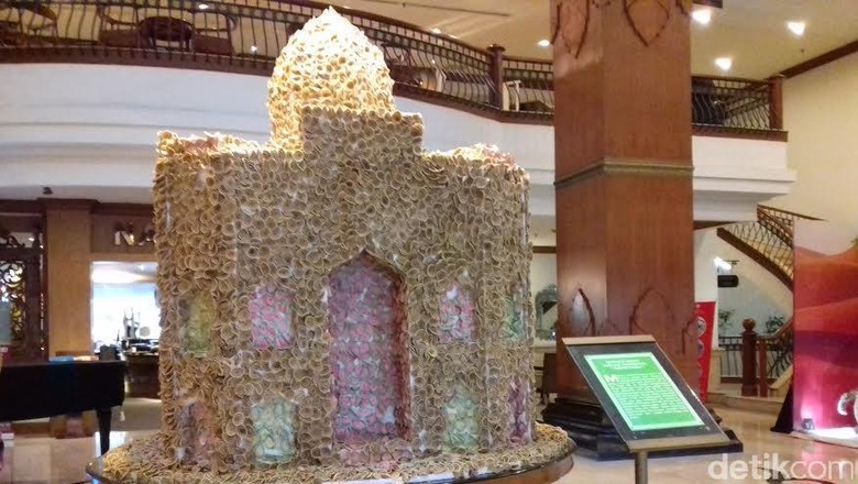 Replika Masjid ini Terbuat dari 6 Ribu Kue Kuping Gajah Replika Masjid ini Terbuat dari 6 Ribu Kue Kuping Gajah