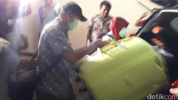  Penyidik KPK membawa 3 koper usai menggeledah gedung DPRD Jatim terkait kasus suap setoran triwulan, Rabu (7/6/2017).