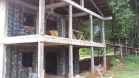 Desa ini digagas oleh Robert Bezeau, aktivis lingkungan dari Kanada. Dia membangun desa di sebuah hutan di Pulau Colon Island, Bocas del Toro, Panama (Dok The Plastic Bottle Village)
