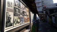 Sebelum menuju ke lorong ini, akan ada gapura bertuliskan Kampoeng Djadhoel yang merupakan jalan masuk ke Jalan Batik Tengah. Di sepanjang gang Batik Tengah itu ada lukisan di dinding dan foto jadul hitam putih. Setelah menelusuri gang itu, traveler akan melihat lorong yang instagramable (Angling/detikTravel)