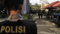 Selain itu WT juga merupakan bendahara di cluster. Kabid Humas Polda Jawa Barat Kombes Yusri Yunus sebelumnya mengatakan WT merupakan pimpinan yayasan As-Sunnah yang berlokasi di Cileunyi. Selain WT, yayasan ini dipimpin oleh MI, yang sudah ditangkap sebelumnya. Pool/Wisma Putra.
