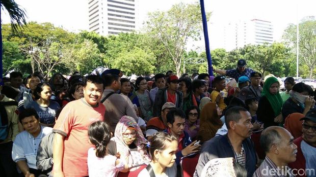 Ratusan Orang Antre di Monas Tukar Uang Buat Lebaran