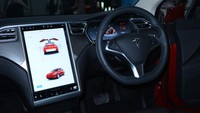 Di dashboard Tesla Model X  juga tersedia layar multimedia berukuran 17 inch lebih besar dari layar mobil pada umumnya. Sudah dilengkapi juga dengan teknologi Bluetooth wireless agar si pengendara bisa menelepon tanpa perlu kerepotan memegang ponselnya.  