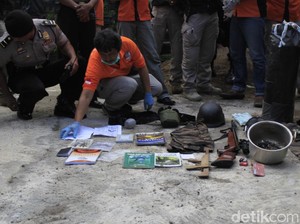 Geledah Rumah Teroris WT di Cibiru, Densus Sita Senapan Angin
