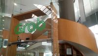 Persaingan di Belakang Layar Investor Go-Jek dan Grab 