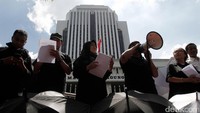 Koalisi Masyarakat Sipil juga berorasi di depan gedung Mahkamah Agung (MA).