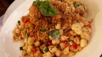 Jagung Telur Asin berupa pipilan jagung dibalut dengan tepung dan digoreng renyah. Teksturnya renyah enak dan rasanya manis. Baluran saus telur asin yang halus dan gurih aromatik menambah kelezatan sajian.