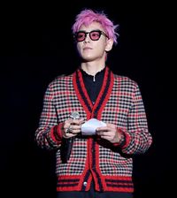 7 Gaya Fashion Eksentrik T.O.P Big Bang Sebelum Tersangkut Kasus Narkoba