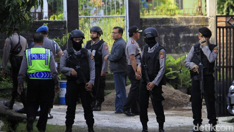 7 Terduga Teroris yang Ditangkap di Jabar Satu Komunitas 7 Terduga Teroris yang Ditangkap di Jabar Satu Komunitas