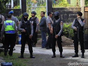 Densus 88 Geledah Rumah Terduga Teroris WT di Bandung