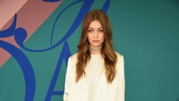 Gigi Hadid tampil dengan gaya tertutup. Foto: Nicholas Hunt/Getty Images