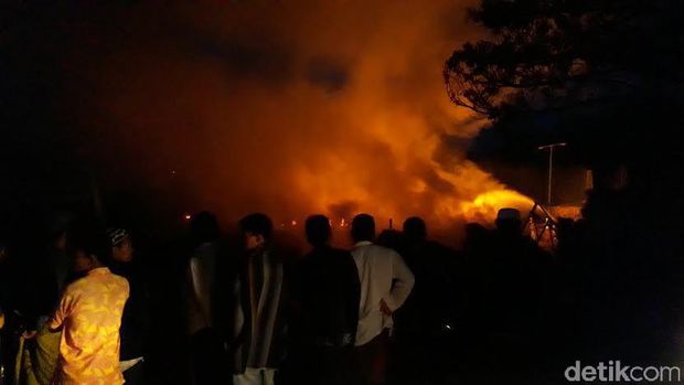 Ratusan Kios di Pasar Pasrepan Pasuruan Ludes Terbakar