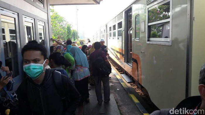 Ada asap dari mesin KA Prameks yang melaju dari Solo ke Yogya, Rabu 7 Juni 2017. Penumpang diminta turun dan KA tak bisa melanjutkan perjalanan.
