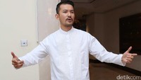 Suami Atiqah Hasiholan itu tampak macho berbaju muslim. Pool/Ismail/detikFoto.