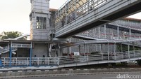 Para calon penumpang TransJakarta melintas di halte Sarinah.
