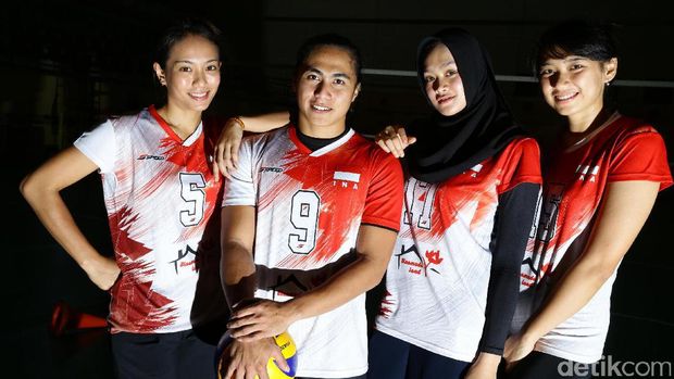 Berllian Marsheilla (kiri) bersama rekan satu tim di pelatnas voli menuju SEA Games 2017.