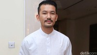 Aktor 29 tahun itu terlihat sangat cool dengan berewok tipis di wajahnya. Pool/Ismail/detikFoto.