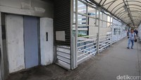 Lift khusus lansia dan ibu hamil di halte Sarinah itu sudah lama rusak.