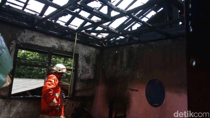 Sebuah Rumah di Cakung Terbakar