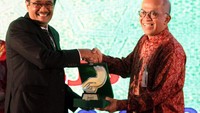 Plt Gubernur DKI Jakarta Djarot Saiful Hidayat menyerahkan penghargaan kepada Direktur Utama Bank DKI Kresno Sediarsi pada acara Hajatan akbar Program Peduli Umat 2017 di Jakarta, Rabu (7/6/2017).  Foto: dok. Bank DKI