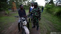 Anggota TNI berjaga di wilayah perbatasan.