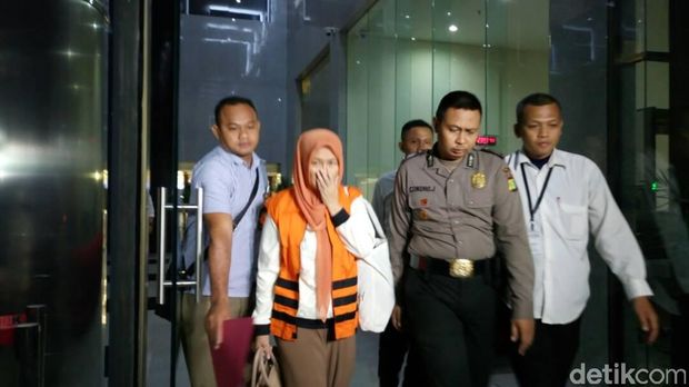 Kadis Peternakan Jatim Rohayati dibawa ke rutan.