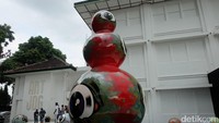 Bola-bola mata karya Wedhar Riyadi menyapa halaman muka Jogja National Museum (JNM). Foto: Tia Agnes/ detikHOT