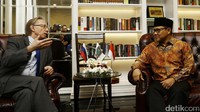 Ketua Umum PKB Muhaimin Iskandar saat berbincang dengan Dubes Rusia untuk Indonesia Mikhail Galuzin.
