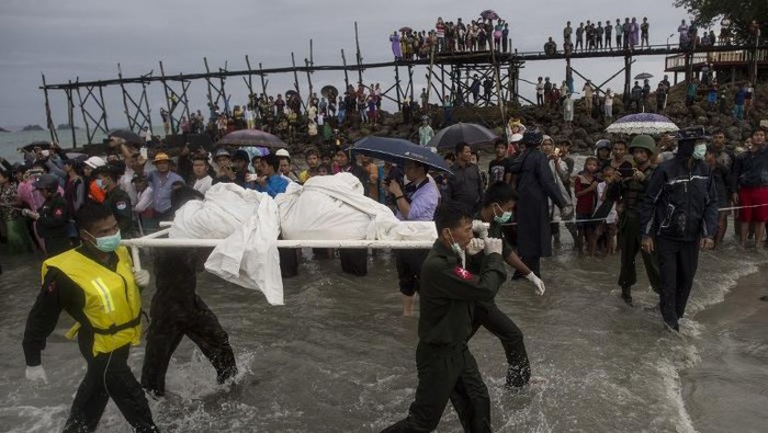 Ratusan Orang Tunggu Jasad Korban Pesawat Jatuh di Pantai Myanmar