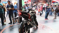 KTM Duke 250 juga memiliki tenaga yang tak kalah dengan kakaknya yakni 30 PS.