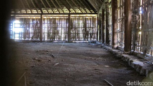 Interior dalam Masjid Bayan Beleq yang beralaskan tanah (Afif/detikTravel)