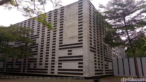 Masjid Al Irsyad berada di Kota Baru Parahyangan, Kecamatan Padalarang, Kabupaten Bandung Barat, Jawa Barat. Masjid ini memiliki arsitektur bangunan yang tak biasa. Bangunannya berbentuk kubus menyerupai Kabah di Makkah. (Mukhlis Dinillah) Masjid Al Irsyad berada di Kota Baru Parahyangan, Kecamatan Padalarang, Kabupaten Bandung Barat, Jawa Barat. Masjid ini memiliki arsitektur bangunan yang tak biasa. Bangunannya berbentuk kubus menyerupai Kabah di Makkah. (Mukhlis Dinillah)