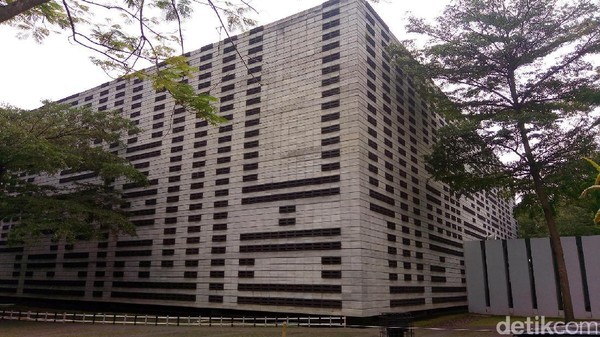 Ketiga ada Masjid Al Irsyad Padalarang. Masjid karya Gubernur Jawa Barat Ridwan Kamil ini memiliki bentuk kubus yang unik dengan pola lafaz dua kalimat syahadat di sisi-sisinya. Mukhlis Dinillah Ketiga ada Masjid Al Irsyad Padalarang. Masjid karya Gubernur Jawa Barat Ridwan Kamil ini memiliki bentuk kubus yang unik dengan pola lafaz dua kalimat syahadat di sisi-sisinya. Mukhlis Dinillah