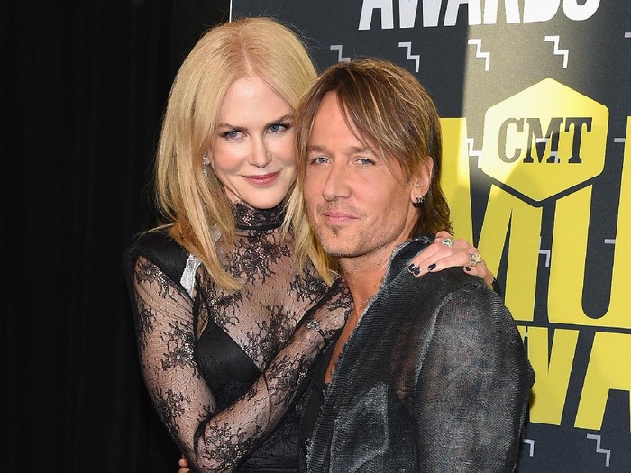 NASHVILLE, TN - JUNE 07:  Katherine Heigl (R) presents Keith Urban (L) with an award during the 2017 CMT Music Awards at the Music City Center on June 6, 2017 in Nashville, Tennessee.  (Photo by Michael Loccisano/Getty Images for CMT)