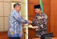 Wagub Jabar Deddy Mizwar serahkan surat kepada Wakil Wali Kota Cimahi Sudiarto.  