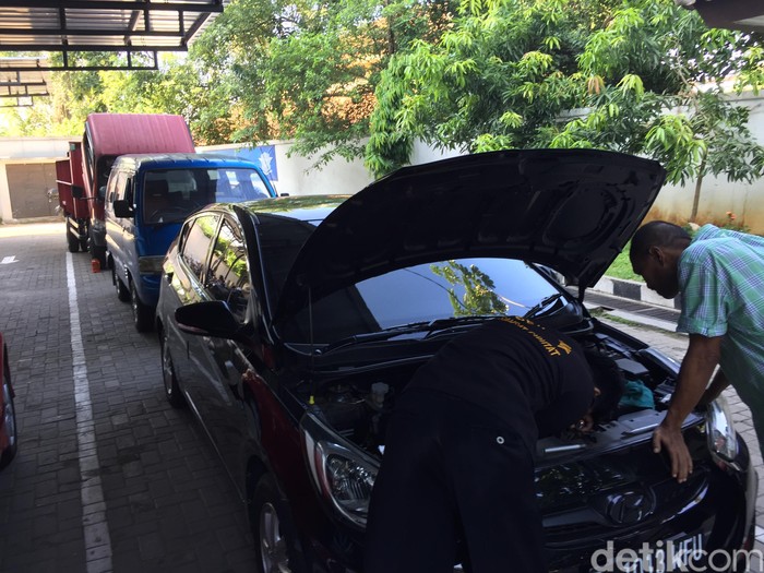 Proses cek fisik kendaraan di Samsat