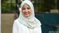 Senyum manis Natasha Rizki kala berpose di depan kamera. Pool/Noel/detikFoto.
