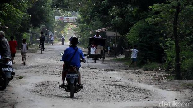 Jalan alternatif di Brebes rusak parah.