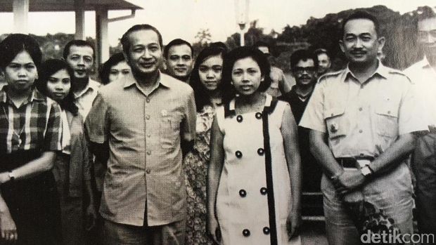 Blusukan Pak Harto, Tidur Sembarangan Sampai 'Nongkrong' di Kali 