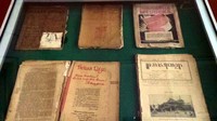 Ada juga tabloid yang berbahasa Jawa. Zaman dulu, bahasa Jawa mendapat tempat tersendiri di media massa dan pembacanya juga banyak (Wahyu/detikTravel)