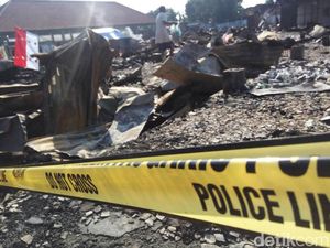 Pedagang Pasar Pasrepan Bangun Lapak di Lokasi Kebakaran