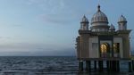 Foto: Masjid Terapung Palu dengan Cahaya 7 Warna Sebelum Kena Tsunami