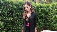 Bunga pun mengaku jika ia hanya menggunakan produk kecantikan miliknya itu. (Dok. Instagram/bungazainal05)