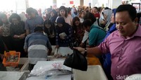Dalam foto terlihat sejumlah warga memenuhi lokasi bazar.