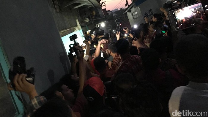 Jokowi Bagi-bagi Sembako di Desa Cibuluh Bogor