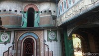 Ruangan makam tasbih. Ruangan ini hanya di buka pada hari besar Islam saja, seperti perayaan Isra Miraj. Di sini terdapat 99 butir tasbih sebesar kepala lho!(Syanti/detikTravel)