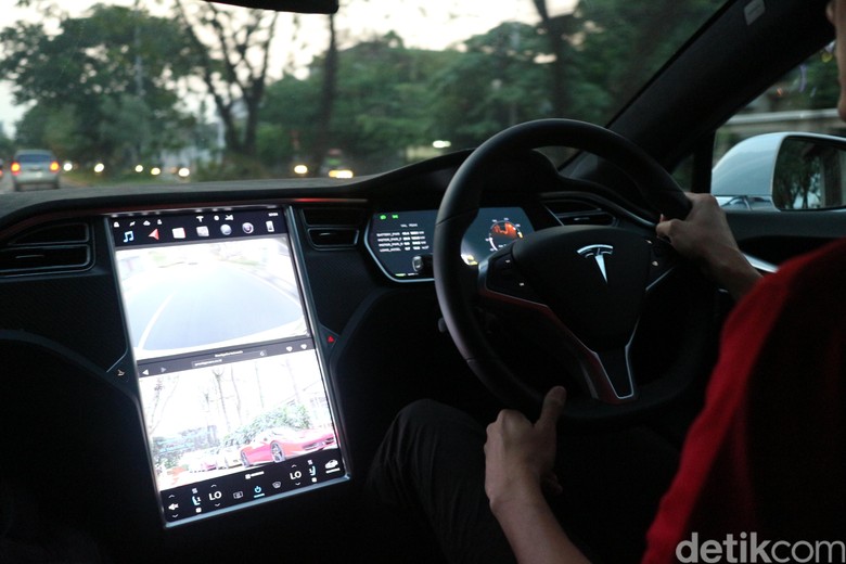Interior Tesla Model S. Foto: Dina Rayanti Interior Tesla Model S. Foto: Dina Rayanti